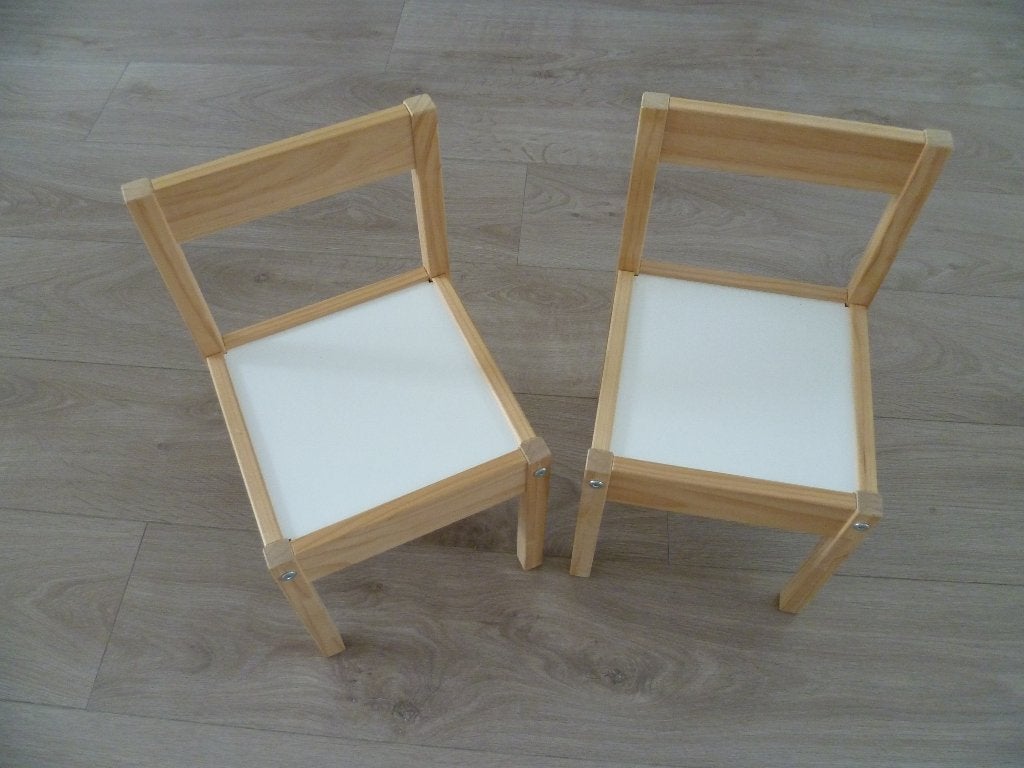 twee kleine kleuter stoeltjes, Ophalen, Zo goed als nieuw, Stoel(en)