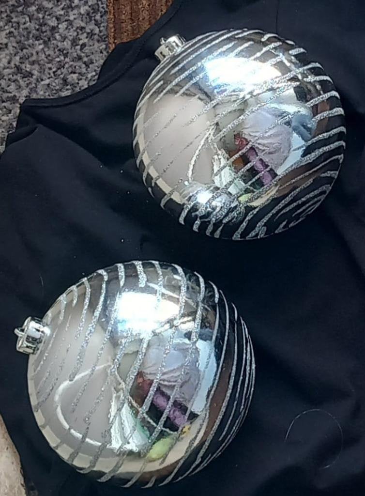 2 zilveren kleurige ronde Kerstbal met motief, Ophalen of Verzenden, Nieuw