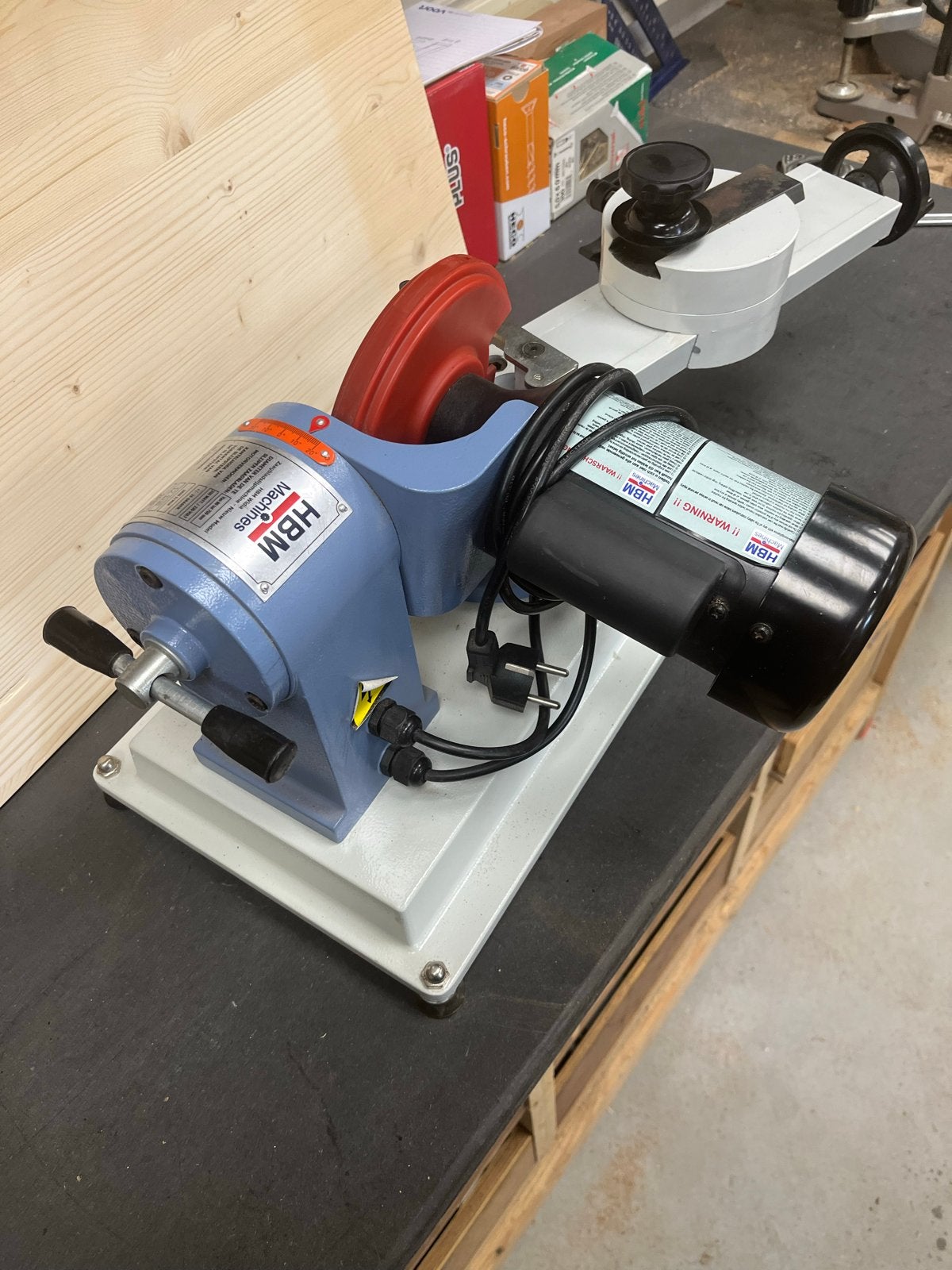 HBM Widia Zaagbladslijpmachine - Nieuw Model, Ophalen, Gebruikt, Minder dan 700 watt, Werkbankslijpmachine