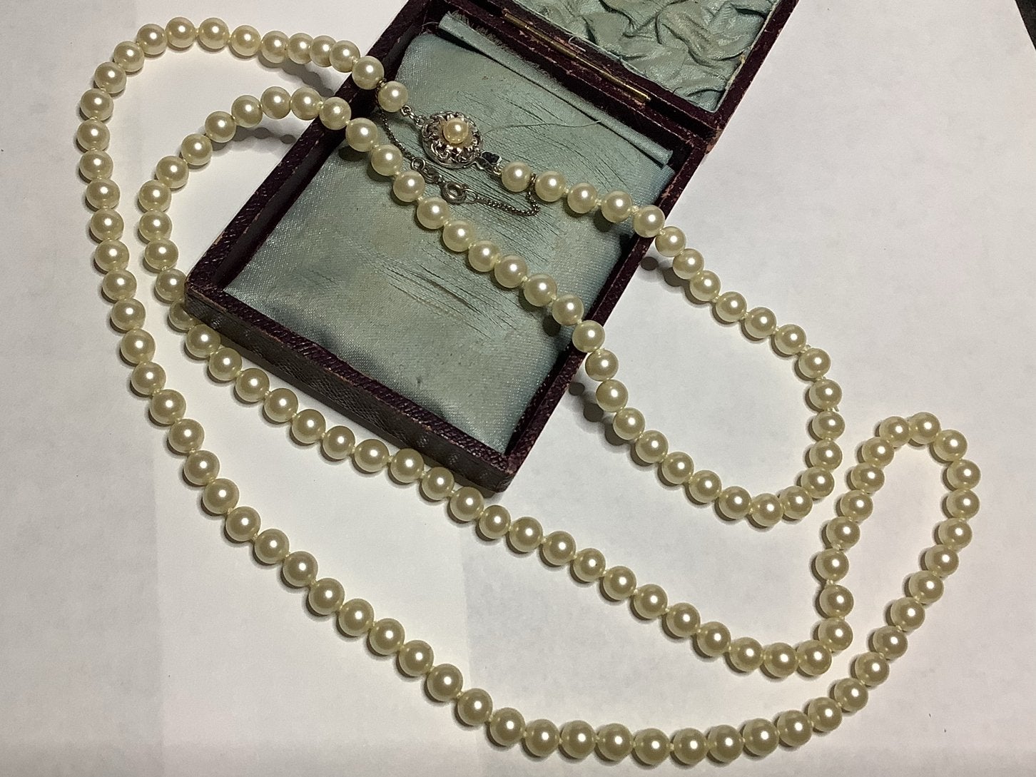 LANGE GEKNOOPTE WITTE COLLIER MET 835 ZILVER SLOT MET PAREL, Sieraden, Tassen en Uiterlijk, Antieke sieraden, Verzenden, Zilver