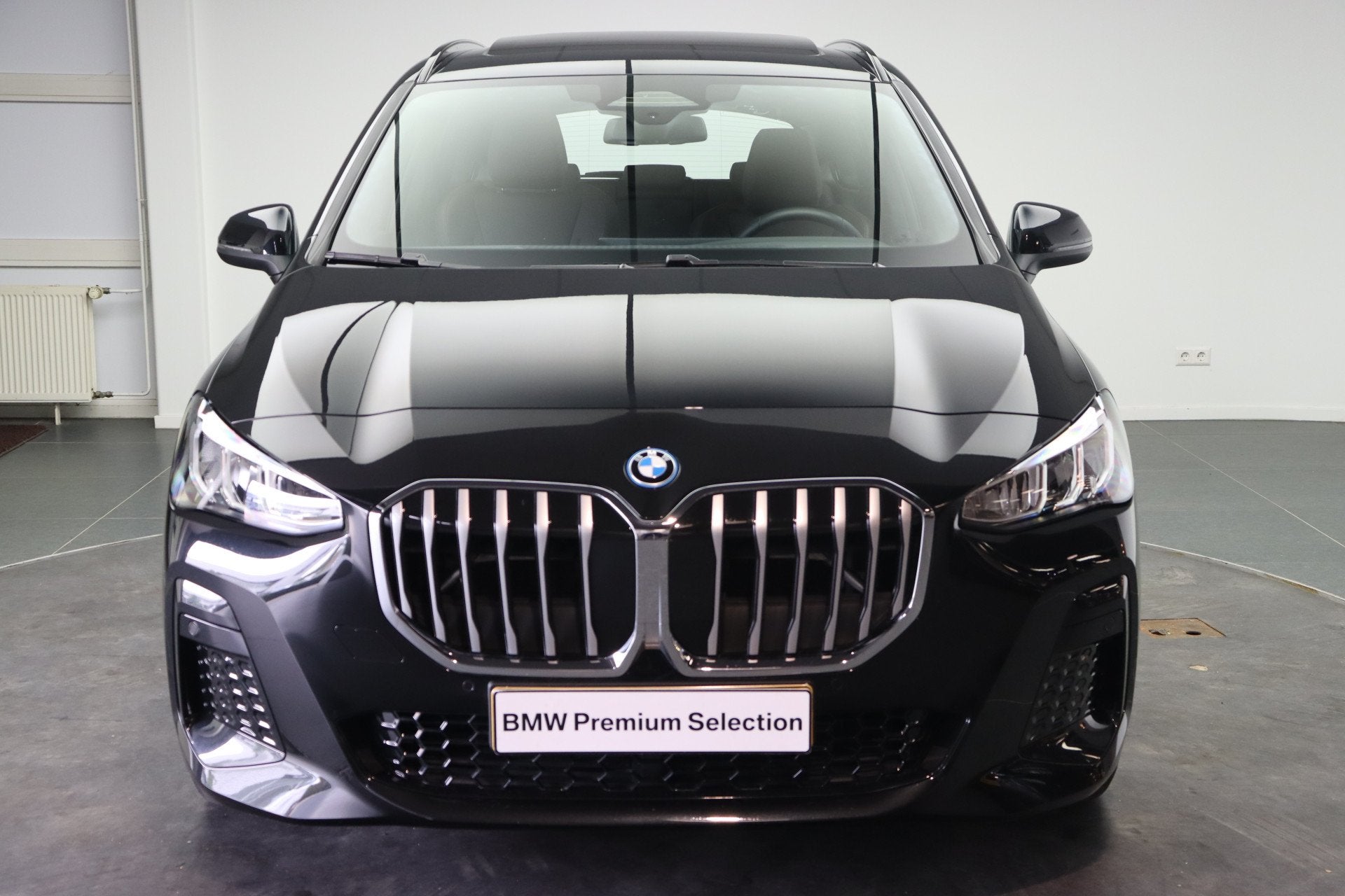 BMW 2 Serie Active Tourer 230e xDrive M Sport Automaat / Pan, Auto's, Gebruikt, Euro 6, 1820 kg, Zwart