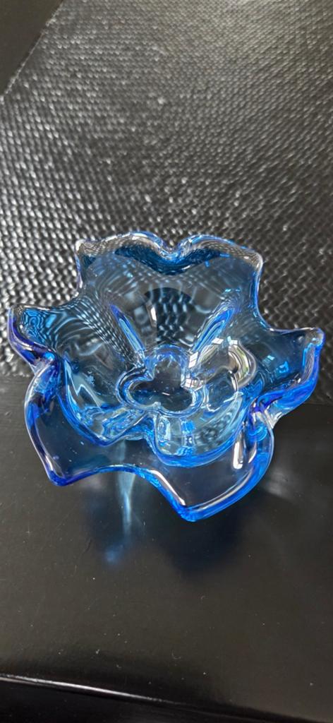 Mooie blauwe glazen schaaltje. Murano, Verzamelen, Swarovski, Ophalen of Verzenden, Zo goed als nieuw, Huisaccessoire