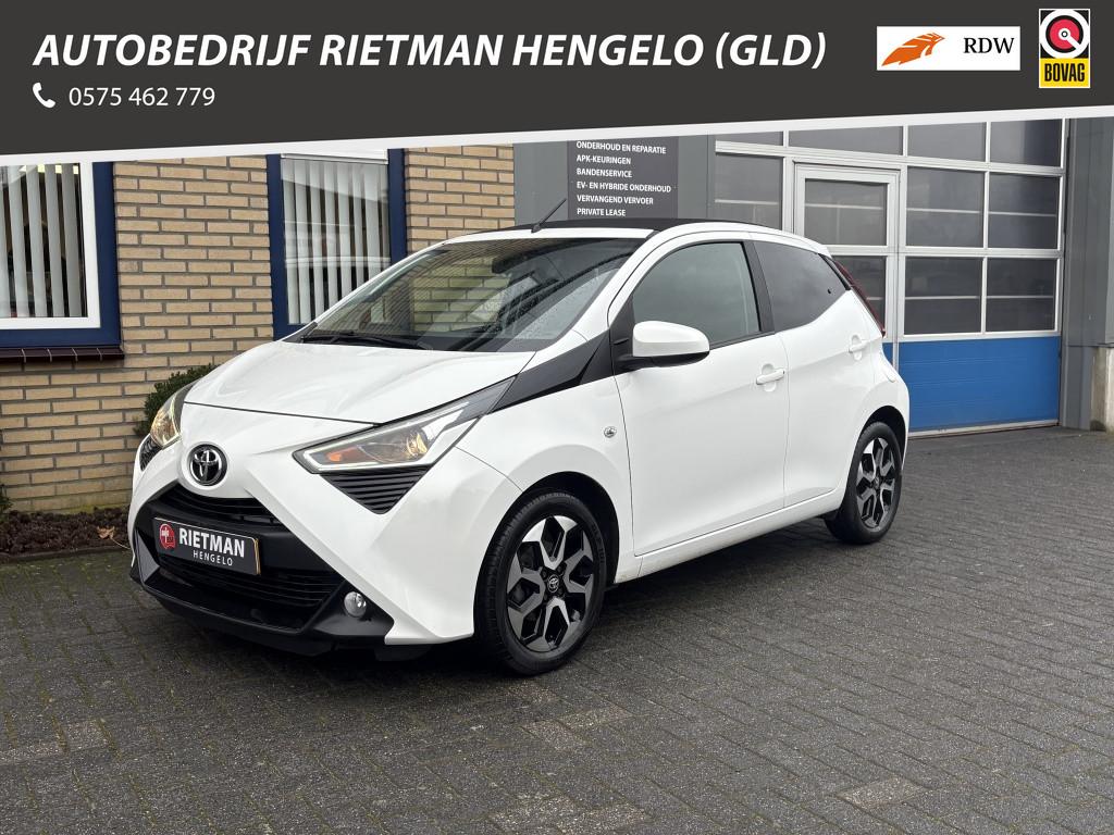 Toyota Aygo 1.0 VVT-i x-joy cab CARPLAY-SCHUIFDAK-CAMERA-BTW, Gebruikt, Euro 6, 4 stoelen, Wit