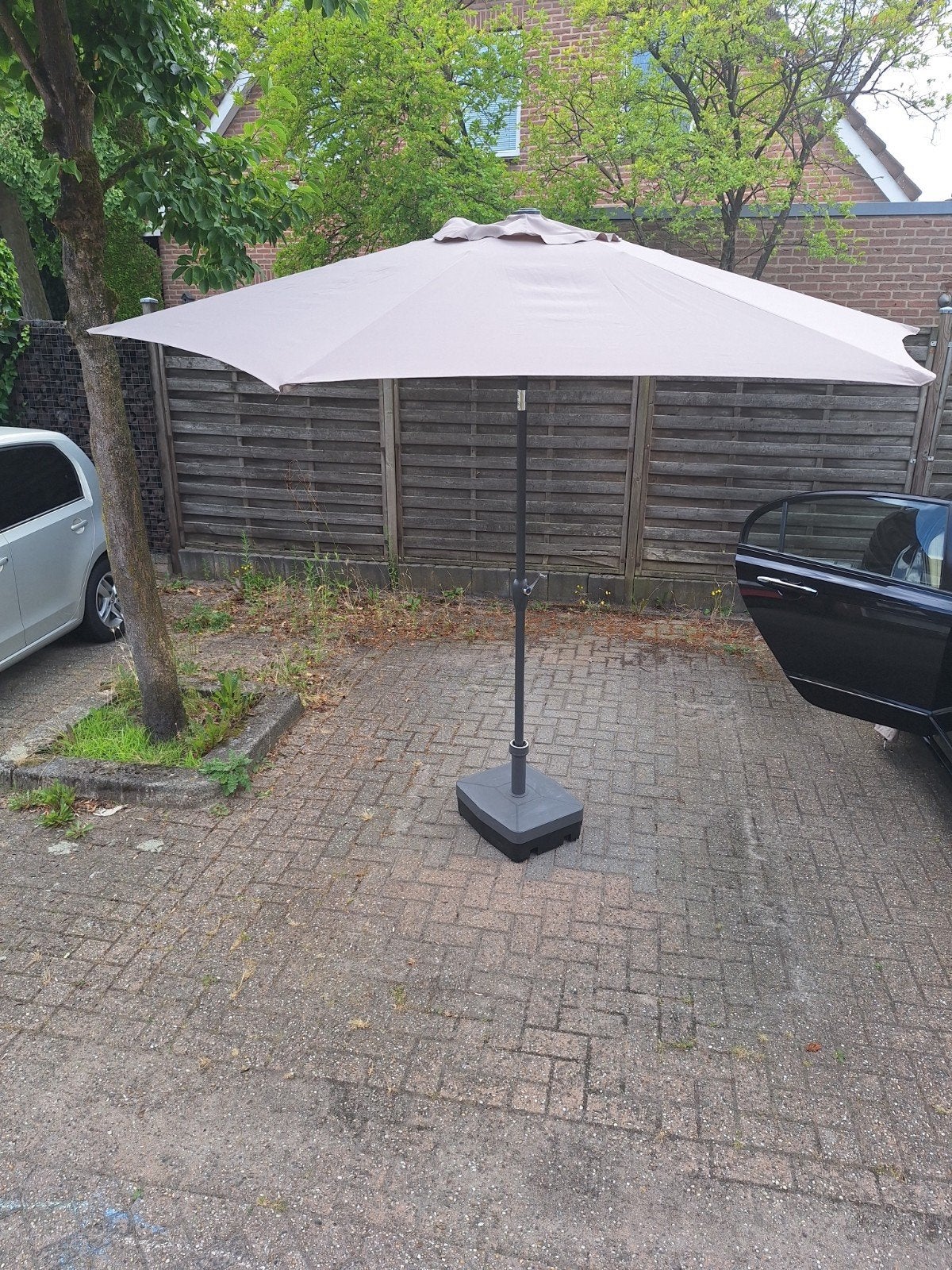 Parasol met voet - Beige/Grijs - Zo goed als nieuw, Ophalen