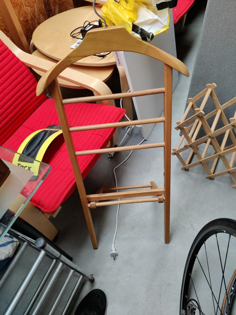 Houten kledingstandaard / valet stand, Hout, Gebruikt, Ophalen of Verzenden, Klassiek
