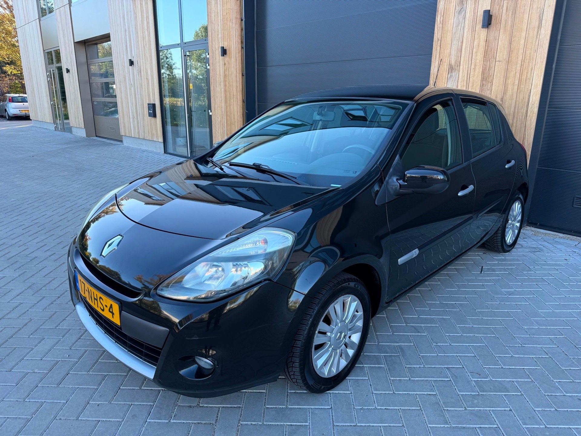 Renault Clio 1.2 Collection 5-DEURS (bj 2010) Nieuwe distrib, Auto's, Voorwielaandrijving, Gebruikt, 4 cilinders, Origineel Nederlands