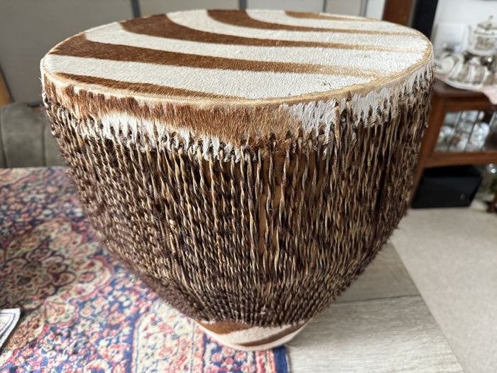 Oude Afrikaanse Oerwoudtrommel Tamtam, bekleed met Zebraleer, Overige onderwerpen, 50 - 100 cm, Handgemaakt, Overige materialen