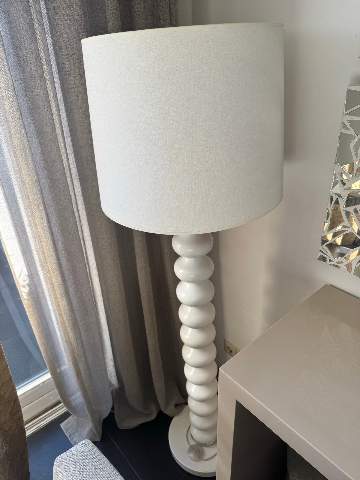Stijlvolle staande moderne lamp bollamp creme met witte kap, Huis en Inrichting, Textiel, Zo goed als nieuw, 150 tot 200 cm, E27 (groot)