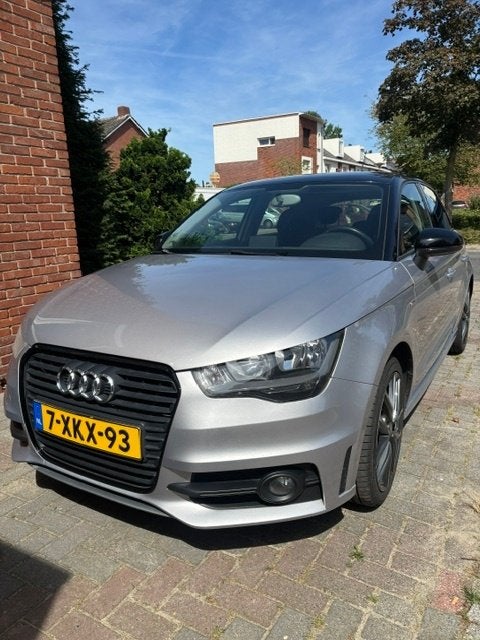 Audi A1 1.2 Tfsi 63KW SB 2014 Grijs met zwart dak, Auto's, Voorwielaandrijving, Euro 5, Stof, Zwart