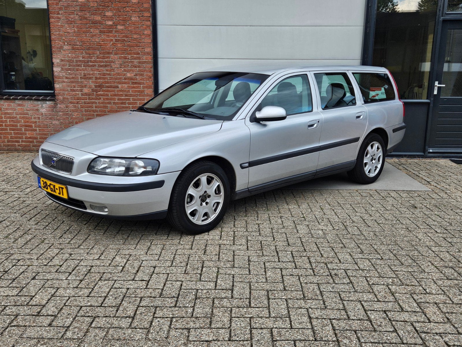 Volvo V70 2.4  AUT 2001 ZEER NET RIJDT PERFECT NIEUWE APK, 1800 kg, Leder en Stof, 2435 cc, 170 pk