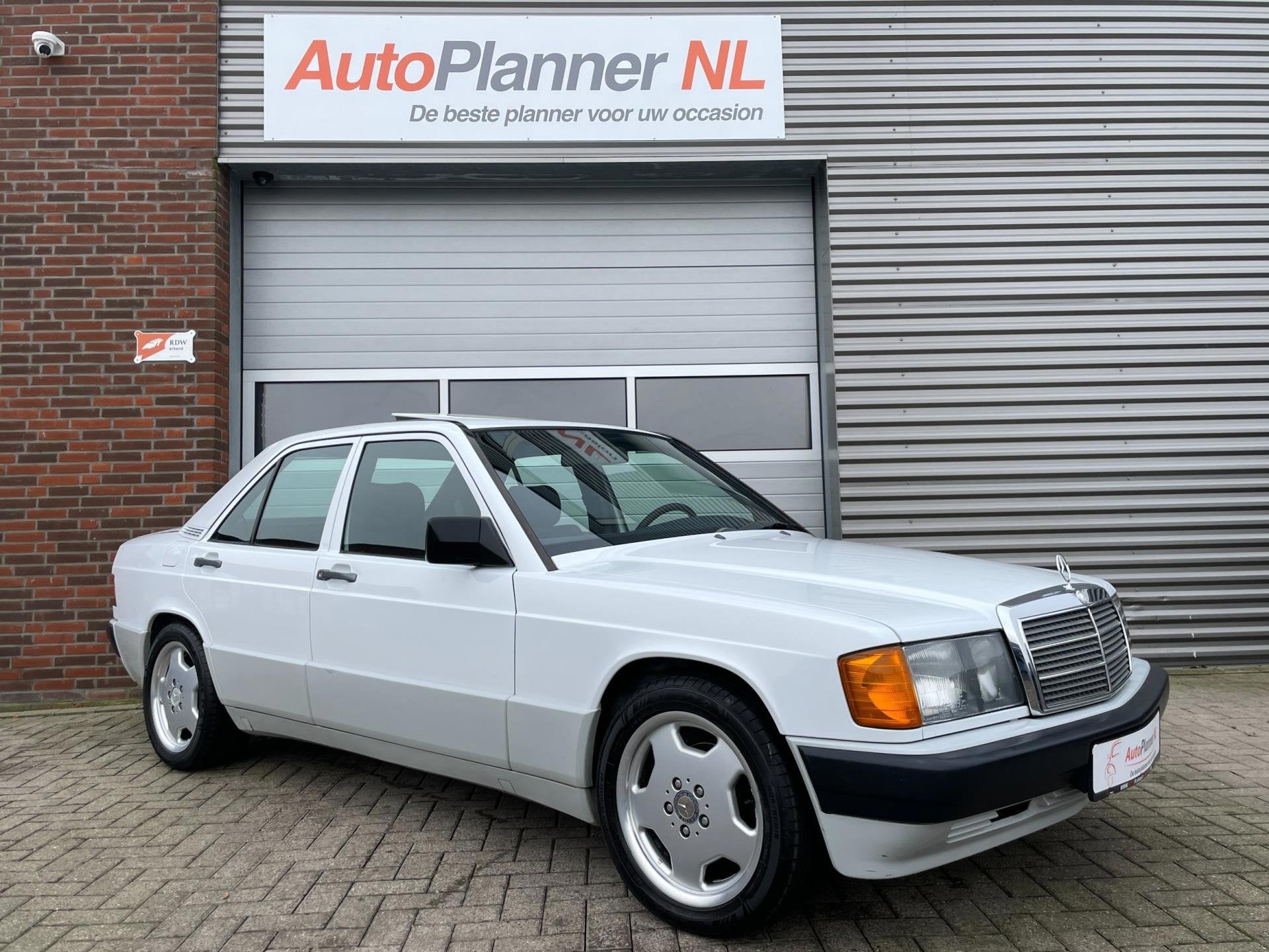 Mercedes-Benz 190-serie 2.0 D! Lage kmstand! Schuifdak!, Auto's, Lichtmetalen velgen, Gebruikt, 4 cilinders, Wit