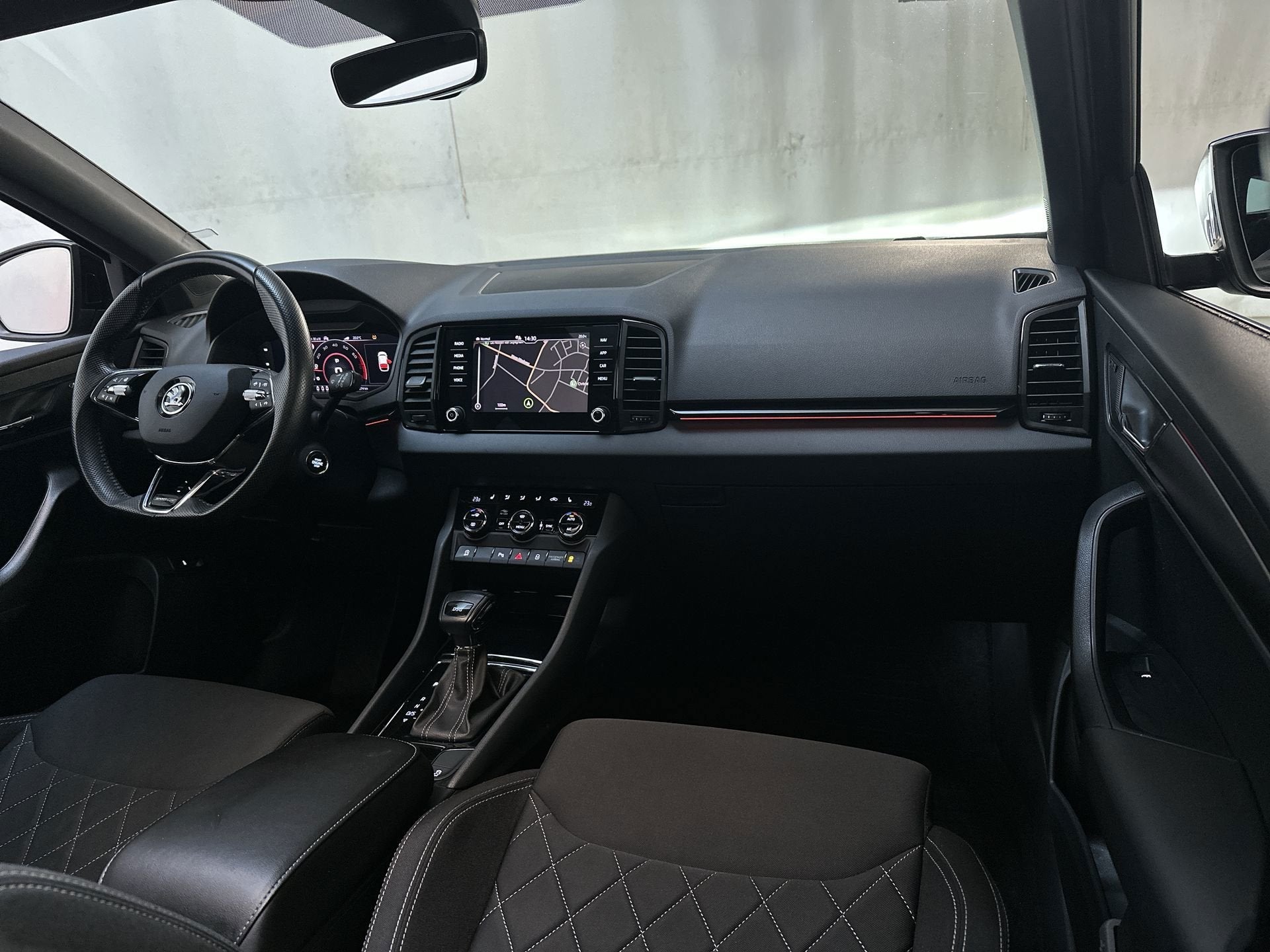 Skoda Karoq 1.5 TSI DSG ACT Sportline Business Panoramadak T, Auto's, Stof, 4 cilinders, Zwart, Bedrijf