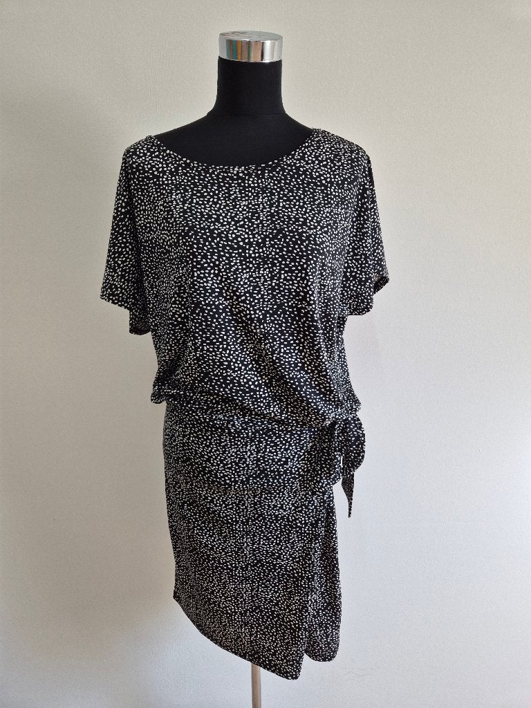 J401 - Zwart-witte FreeQuent jurk maat M (1), Kleding | Dames, Ophalen of Verzenden, Zo goed als nieuw, Zwart, Knielengte