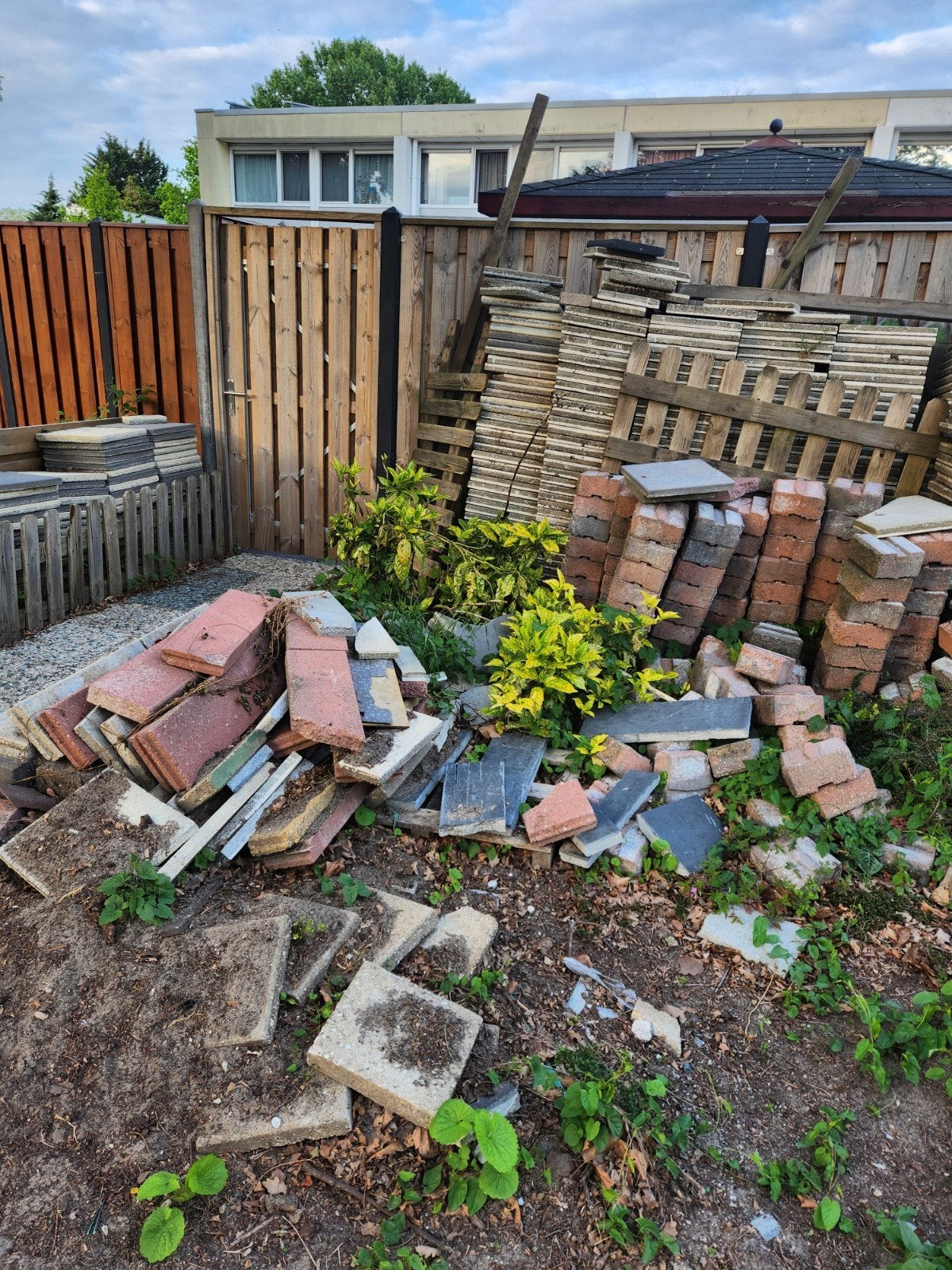 GRATIS  gebruikte tegels 40x40 cm, Tuin en Terras, Gebruikt, Klinkers, Ophalen of Verzenden, 10 m² of meer