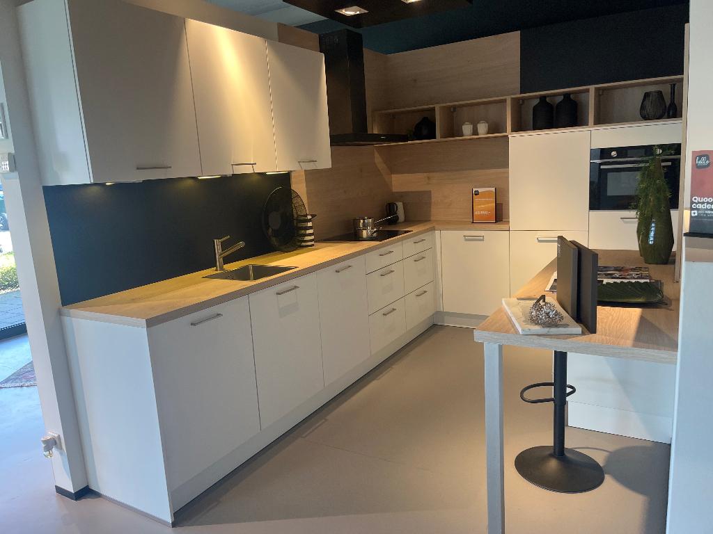 Showroom keuken Breda Hello Kitchen, Ophalen, Wit, Hoekkeuken, Nieuw