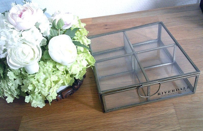 RIVERDALE glazen display box met verdeel vakjes, Ophalen of Verzenden, Gebruikt, Meerkleurig, Glas
