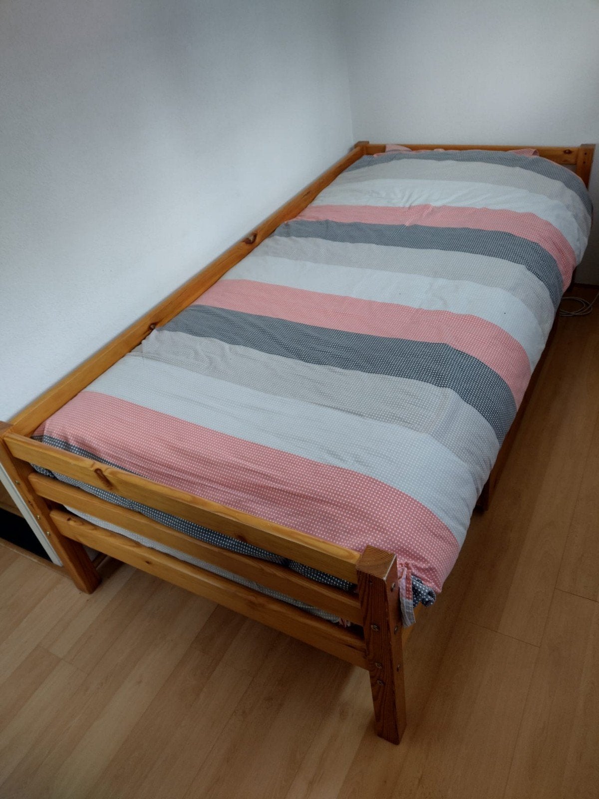 Bed - één persoons, Eenpersoons, Ophalen of Verzenden, Hout, 100 cm