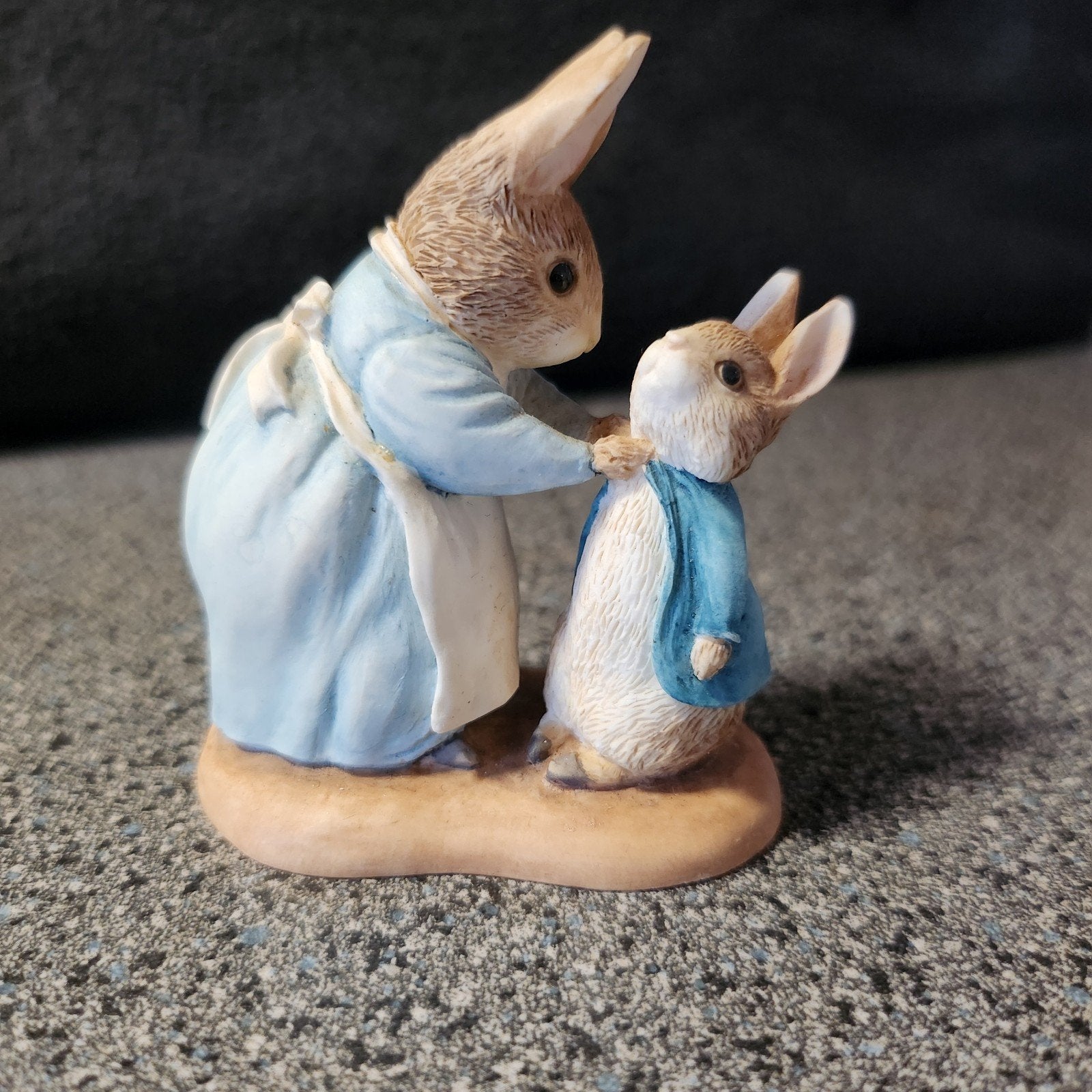 Beatrix Potter beeldje Mrs. Rabbit en Peter Konijn, Ophalen of Verzenden, Gebruikt