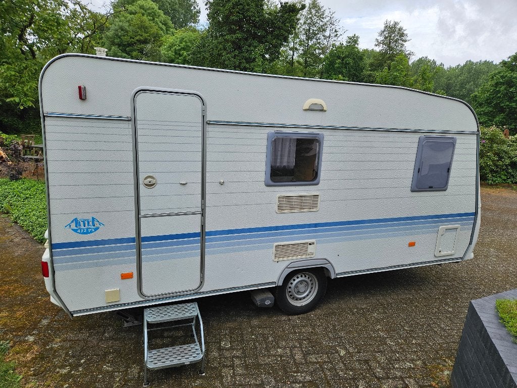 Caravan Adria Altea 432 PX Bouwjaar 2004 met Veel acces, Caravans en Kamperen, Caravans, Luifel, Frans bed, Treinzit, 750 - 1000 kg