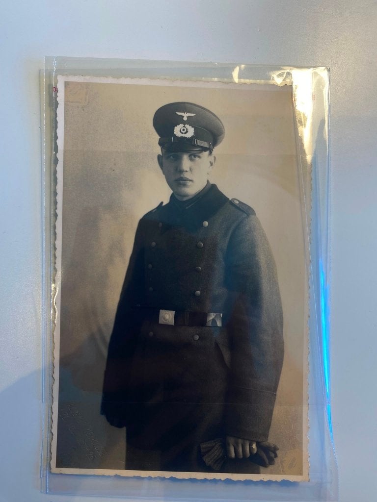 WO2 Duitse Wehrmacht Foto – Soldaat Mantel Schirmmütze, Ophalen of Verzenden, Voor 1940, Zo goed als nieuw, Overige onderwerpen