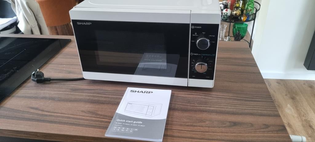 Sharp Magnetron 800W - Zo goed als nieuw, Ophalen, Minder dan 45 cm, Draaiplateau, Vrijstaand