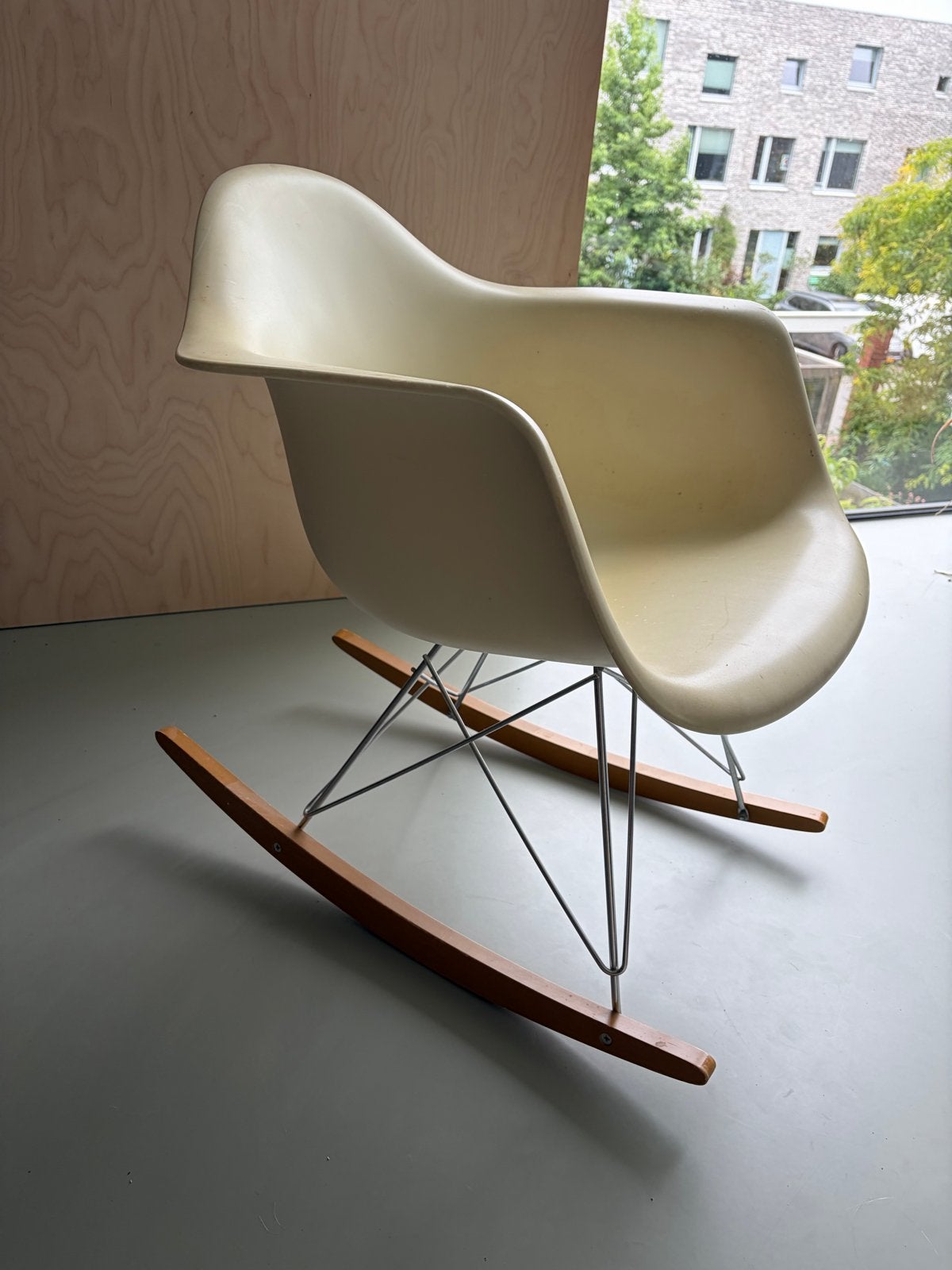 Vitra Eames RAR schommelstoel, Ophalen, Kunststof, Gebruikt, Wit