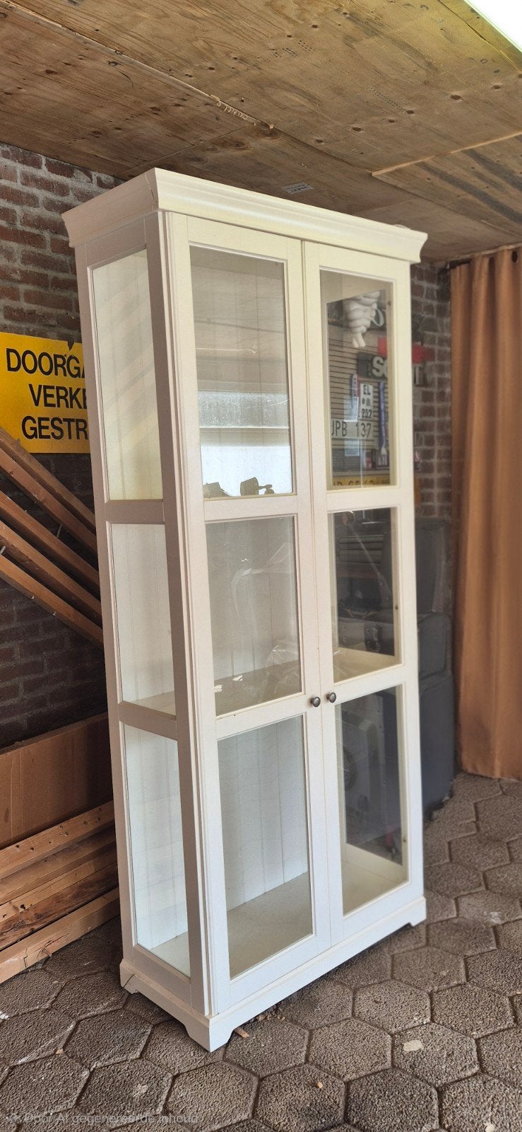 Liatorp Witte vitrinekast met glazen deuren en planken, Ophalen, Glas, 50 tot 100 cm, Klassiek, Landelijk