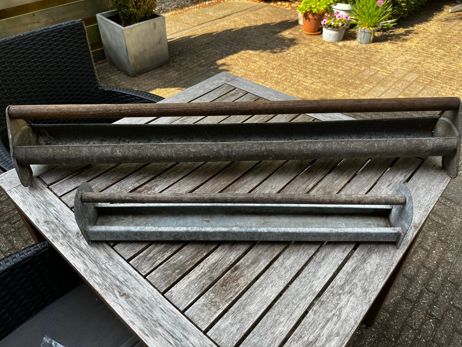 Set van 2 vintage zinken voederbakken met houten draaistok, Ophalen