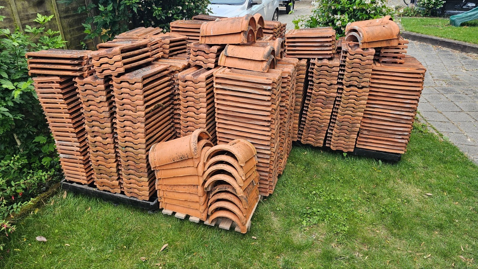 1100 dakpannen en 28 nokvorsten, Doe-het-zelf en Verbouw, Dakpannen en Dakbedekking, Ophalen, Gebruikt, Steen of Klei, 15 m² of meer