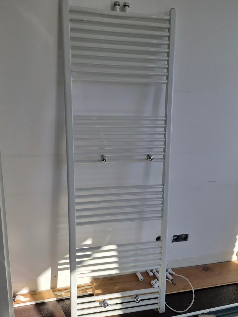 Witte Handdoekradiator, Ophalen, 500 tot 800 watt, Radiator, Zo goed als nieuw
