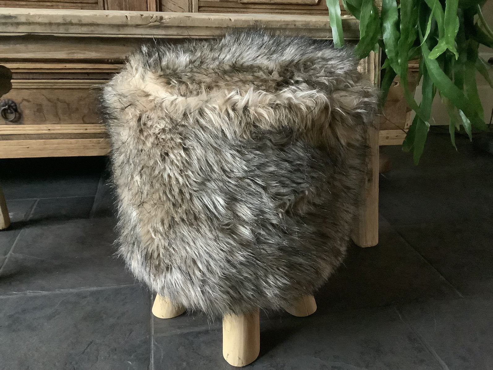 NIEUW teddy fluffy poef bijzettafel met houten poten, Huis en Inrichting, Banken | Voetenbanken en Poefen, Ophalen of Verzenden