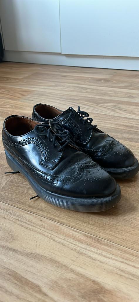 Dr. Martens zwart leer, laag model met lyraperforaties, Kleding | Dames, Schoenen, Zo goed als nieuw, Schoenen met lage hakken