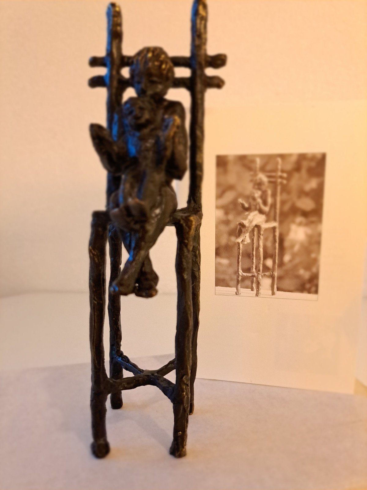 Bronzen sculptuur „Ereplaats”-van Astrid Veldhuyzen-Koppen, Ophalen, Brons, 20 - 50 cm, Beeld