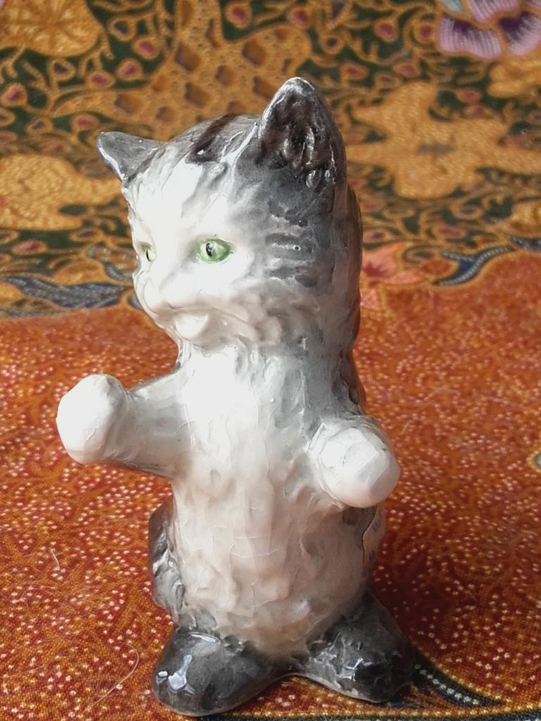 Vintage Goebel beeldje uit Duitsland van poes of kat 7,3 cm., Antiek en Kunst, Ophalen of Verzenden