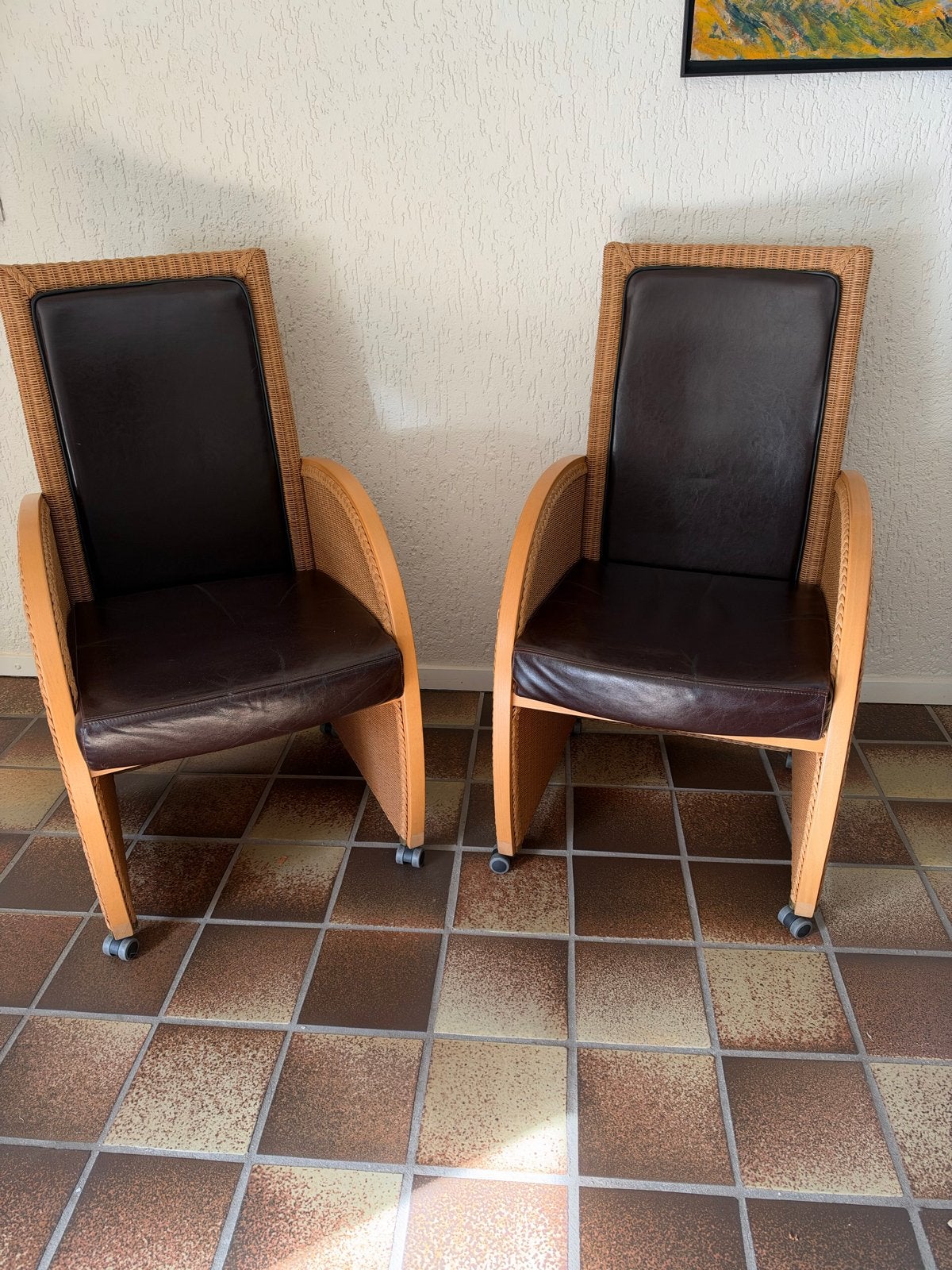 2 Loom Furniture armstoelen eerkamerstoelen en leer, Ophalen, Gebruikt, Twee, Bruin