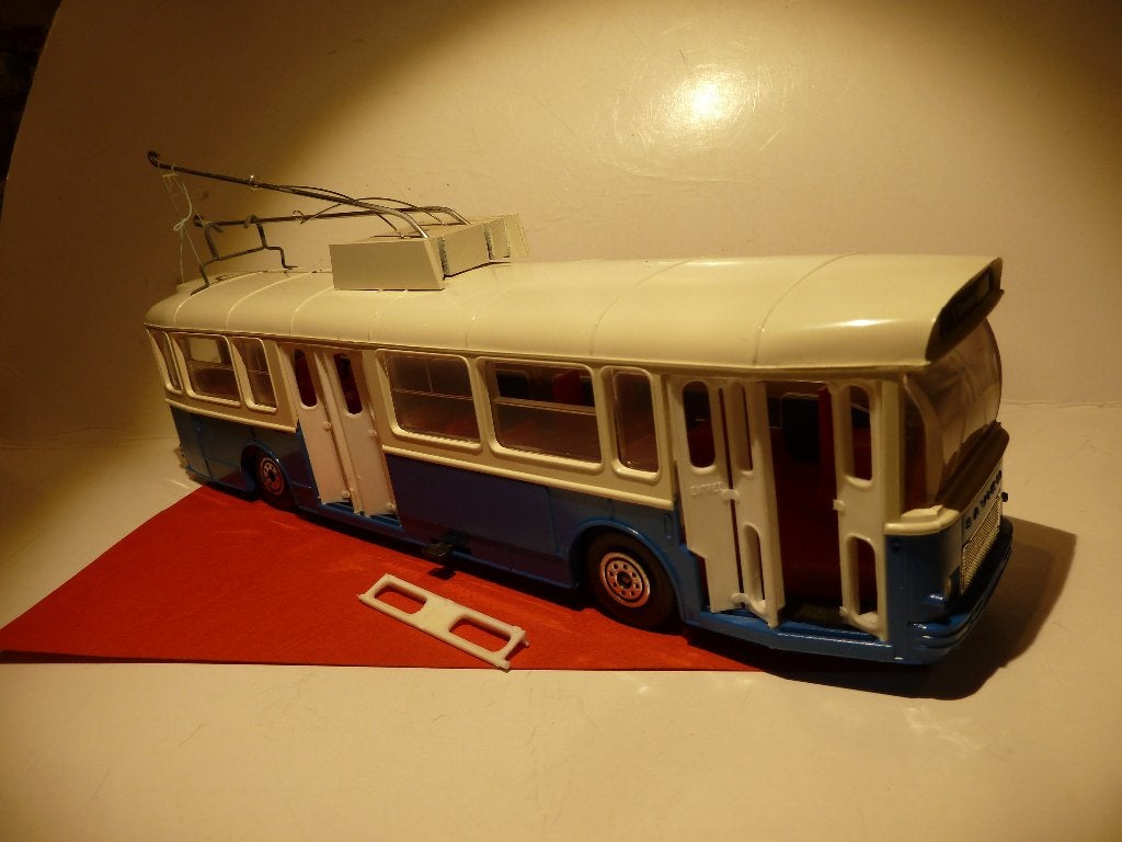 NOREV no. 98   TROLLY AUTOBUS SAVIEM  SC 10 U   27 cm. lang, Ophalen of Verzenden, Zo goed als nieuw, Bus of Vrachtwagen, Norev