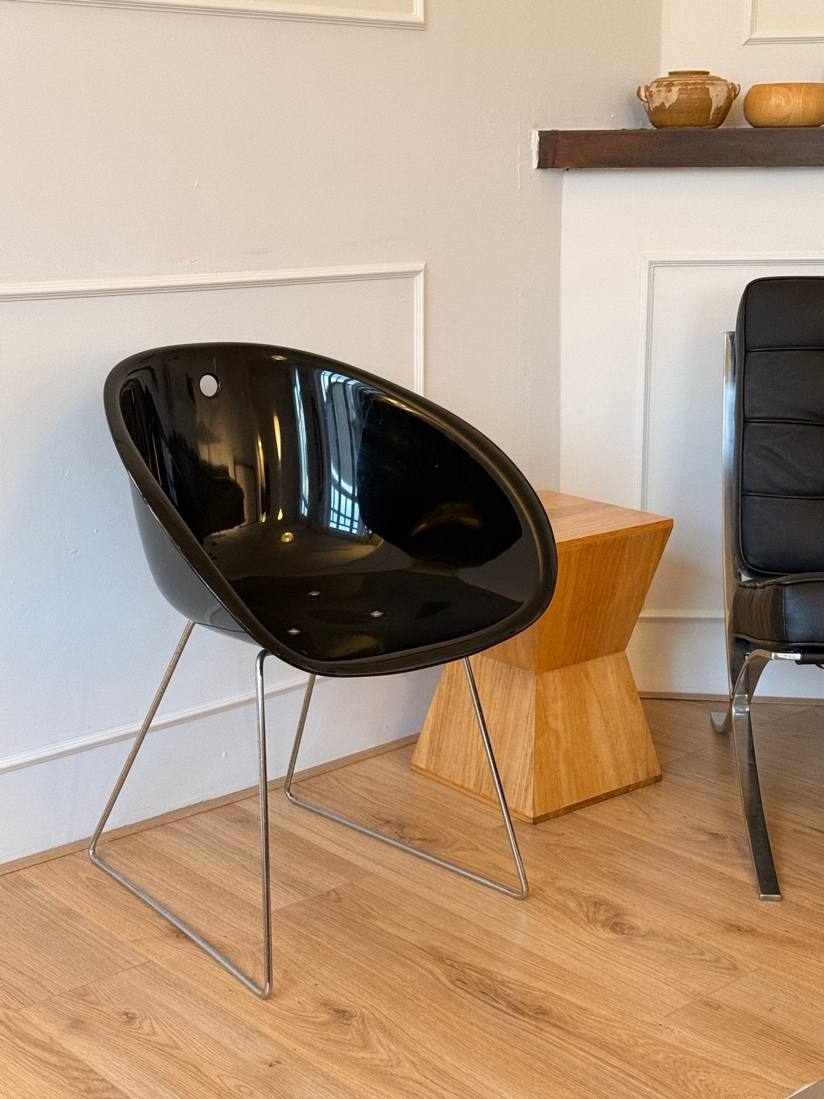 Vintage kuipstoel zwart lak met rvs poten, Huis en Inrichting, Stoelen, Ophalen, Kunststof, Gebruikt, Zwart