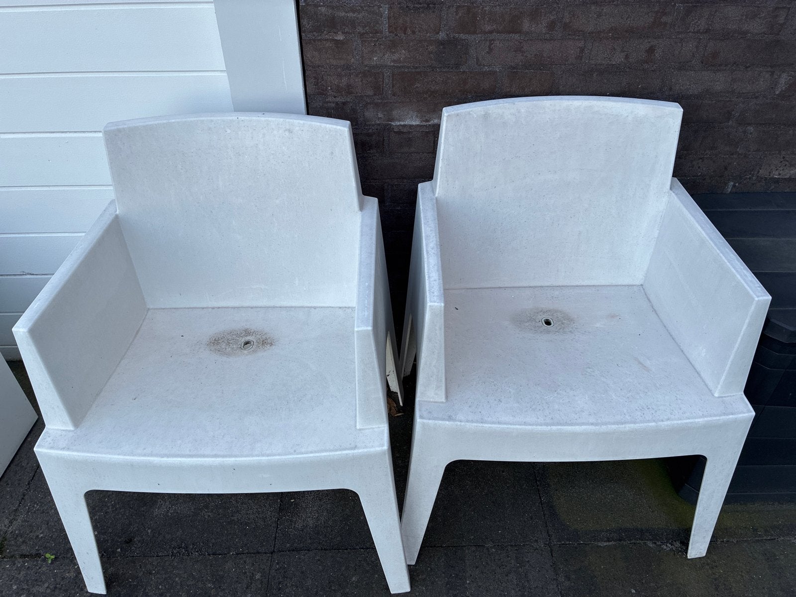 2x Witte Kunststof Tuinstoelen met Armleuningen, Ophalen, Gebruikt, Kunststof
