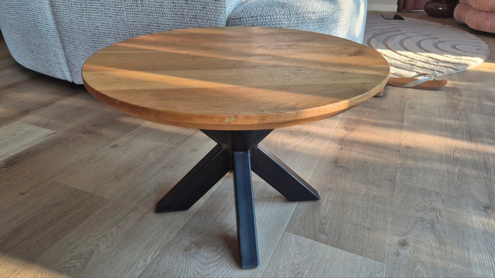 Ronde salontafel van eikenhout met metalen onderstel, Ophalen, 50 tot 100 cm, 50 tot 100 cm, Zo goed als nieuw