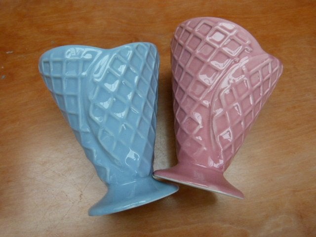 Twee ijscoupes roze en blauw aardewerk, Huis en Inrichting, Overige typen, Ophalen of Verzenden, Zo goed als nieuw, Overige stijlen