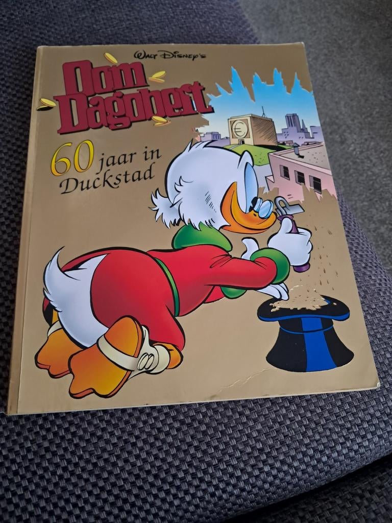 Boek Oom Dagobert 60 jaar in Duckstad, Boeken, Stripboeken, Eén stripboek, Ophalen of Verzenden, Zo goed als nieuw