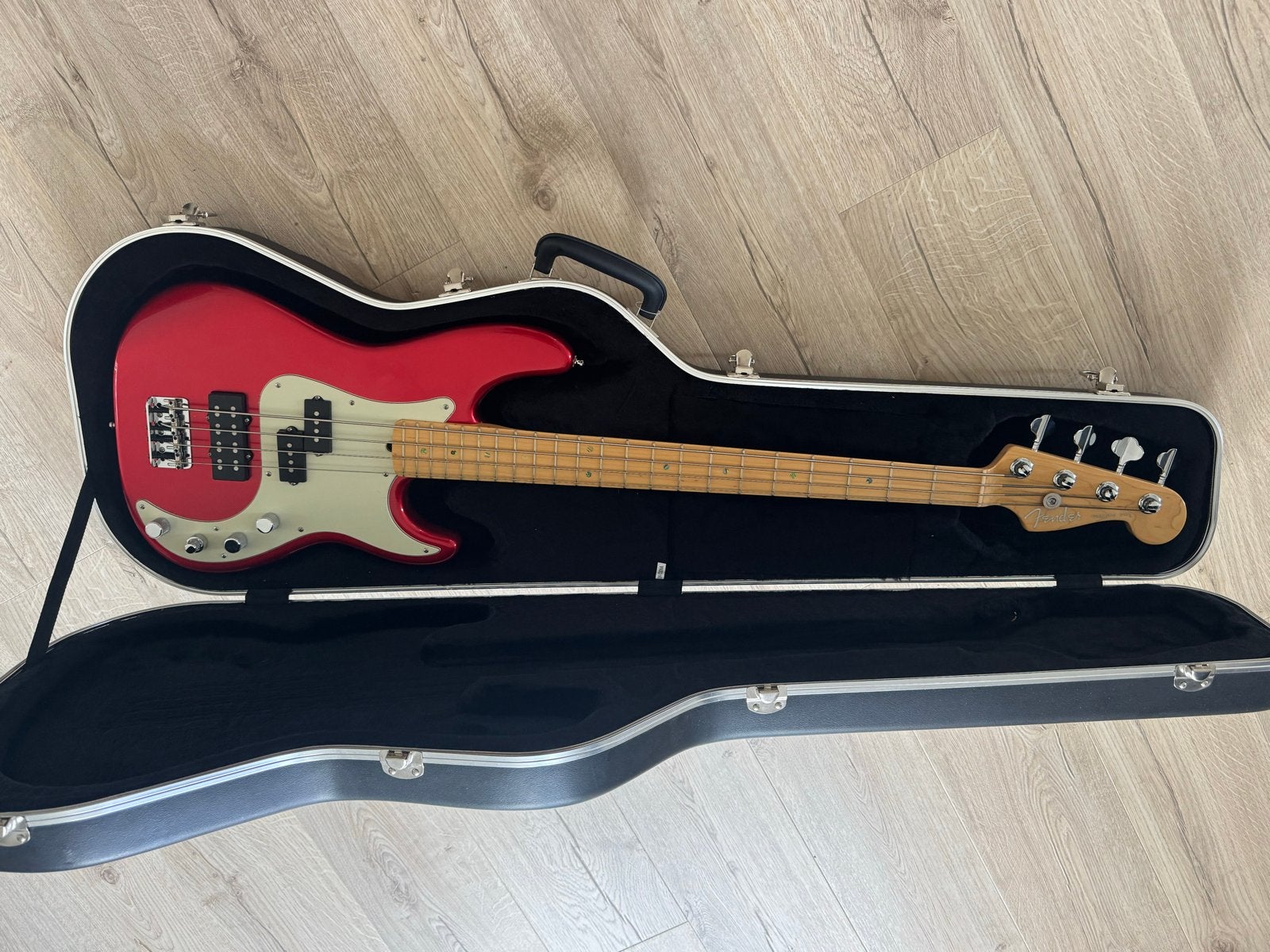 Fender USA Precision Deluxe Bass - 2002 Red, Muziek en Instrumenten, Ophalen, Zo goed als nieuw, Elektrisch, 6-snarig