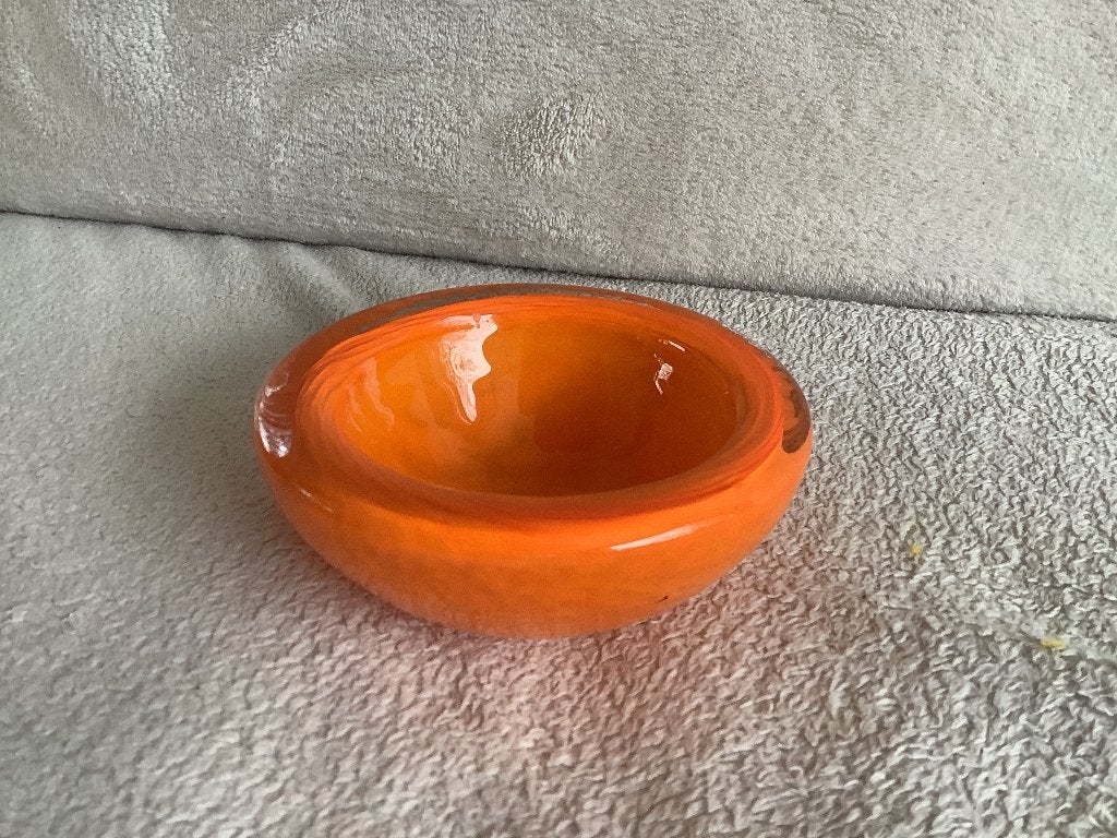 Antieke oranje dikke glazen schaal, bak, asbak, ø 13 cm., Ophalen