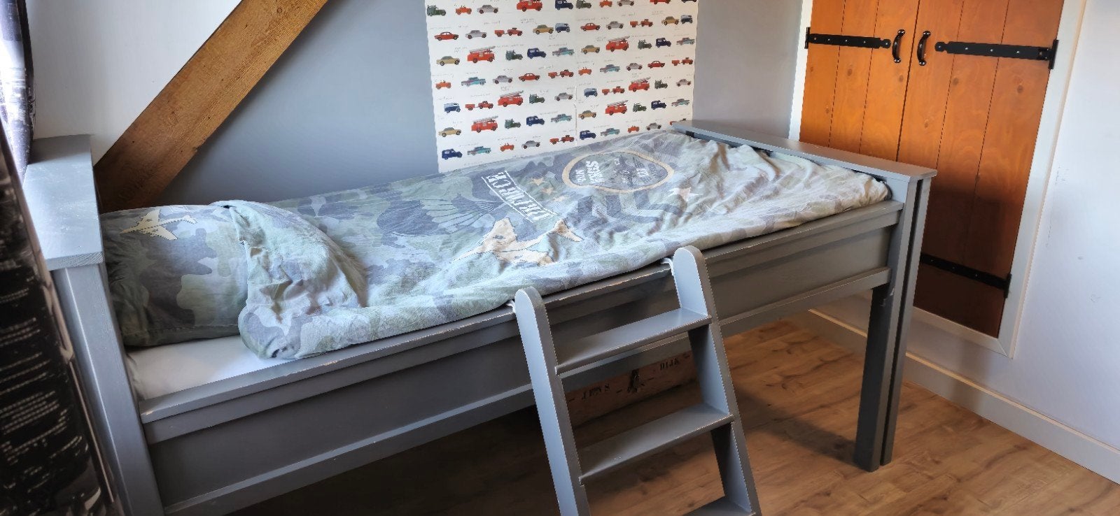 Mooie halfhoogslaper eenpersoonsbed, Ophalen, 90 cm, Eenpersoons, Grijs