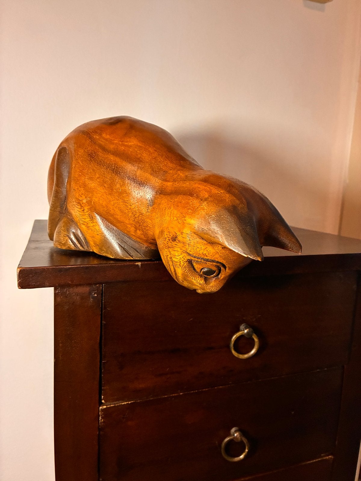 Houten kat sculptuur - Handgesneden decoratie, Ophalen of Verzenden, 20 - 50 cm, Beeld, Hout