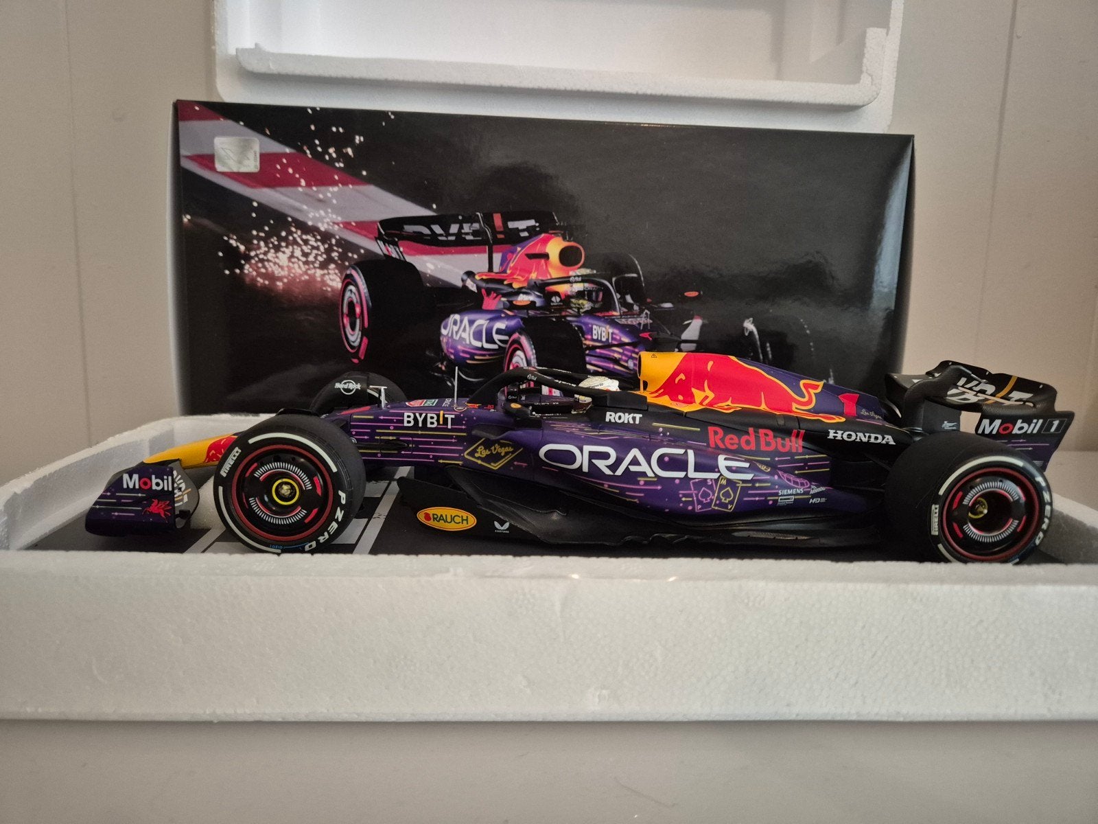 MAX VERSTAPPEN 1:18 RB19 SPECIAL LIVERY LAS VEGAS 2023 USA, Ophalen, Nieuw, Auto, MiniChamps