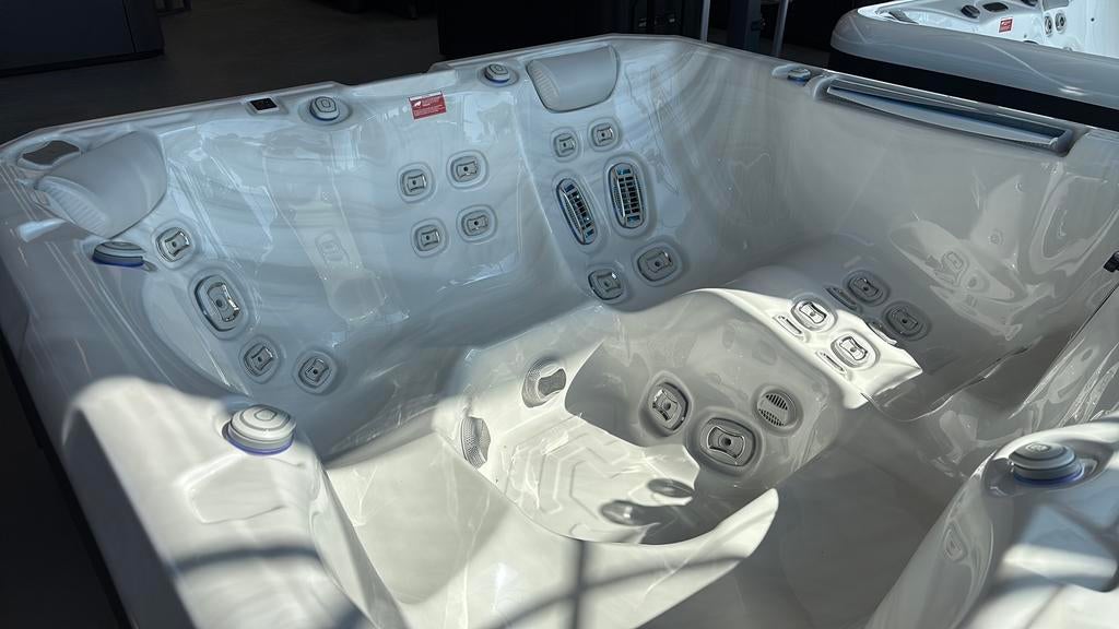 Wellis Atlas Premium jacuzzi showroom model 215x215x86cm, Ophalen, Nieuw, Trap, Vast