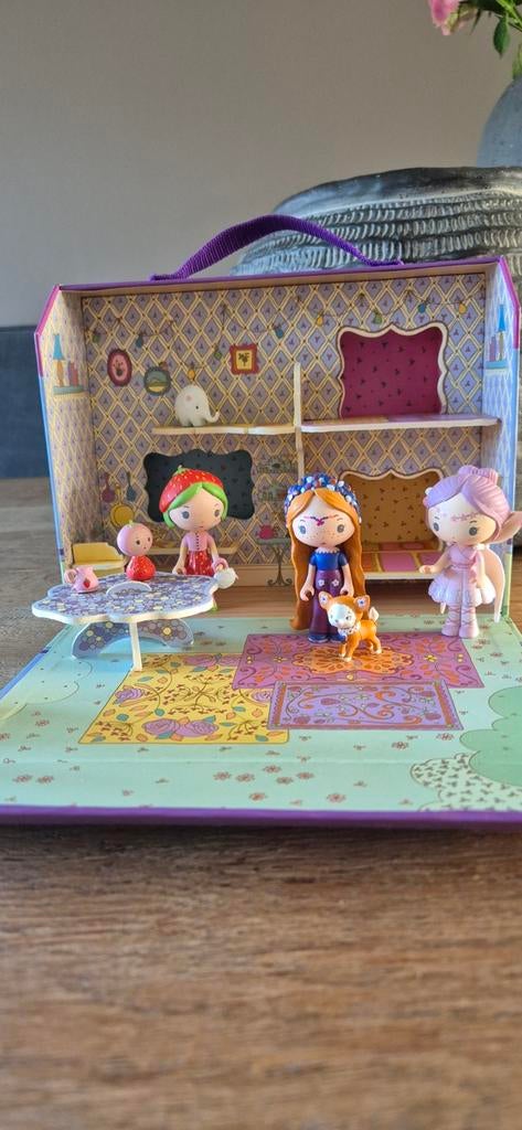 Djeco, Tinyly house met diverse setjes poppetjes. Reiskoffer, Ophalen of Verzenden, Gebruikt, Poppenhuis