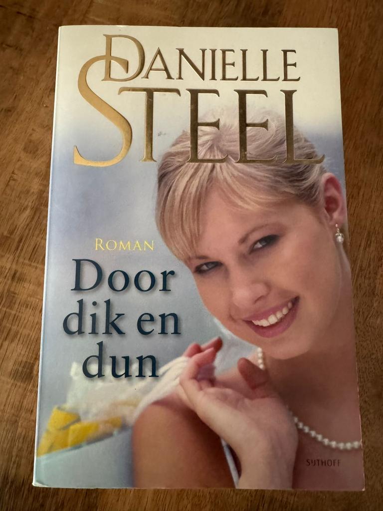 Danielle Steel - Door dik en dun, Ophalen of Verzenden, Gelezen, Nederland