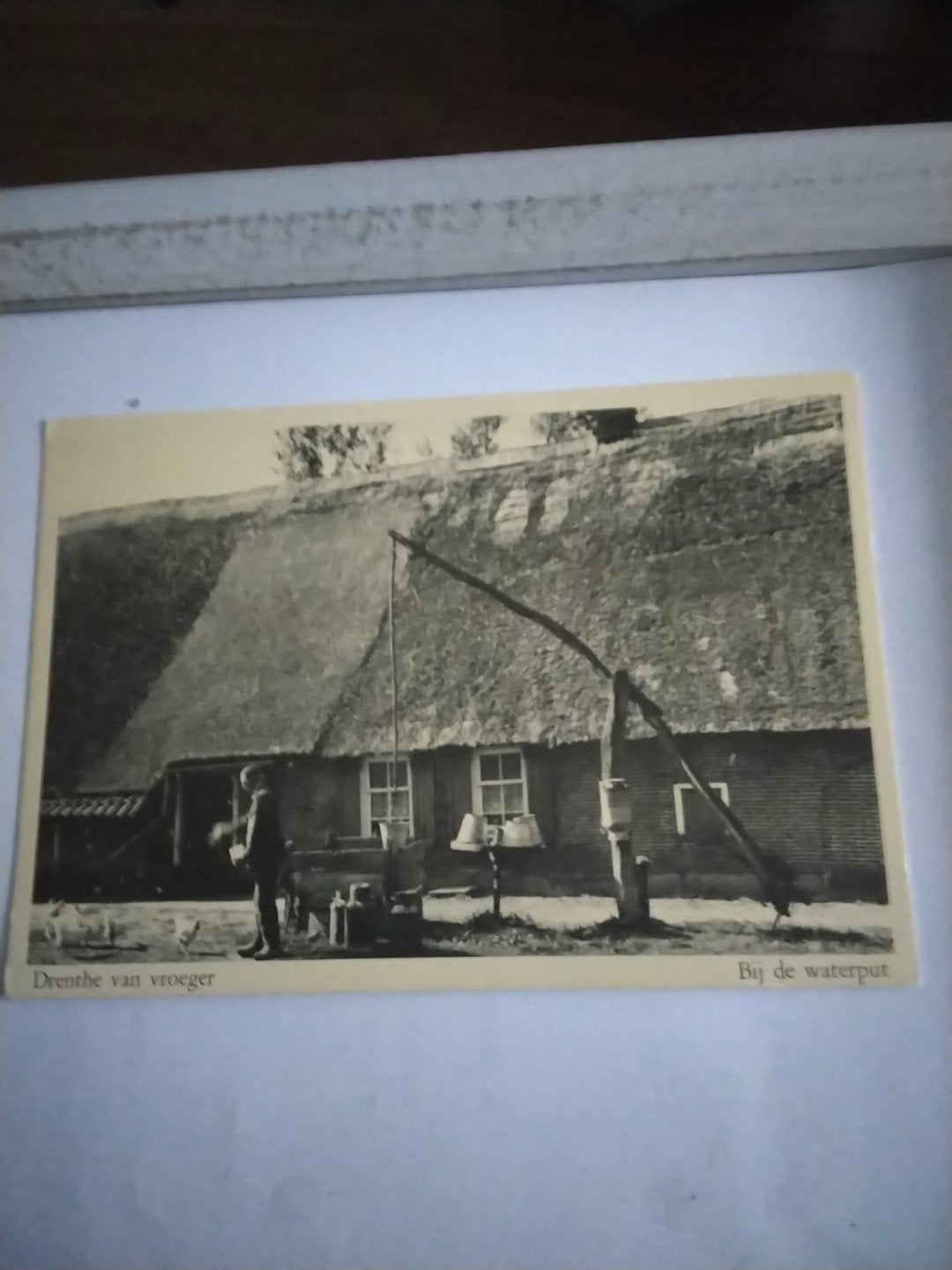 Oude Ansichtkaart Drenthe: Bij de waterput, Ophalen of Verzenden, Voor 1920, Gelopen, Drenthe